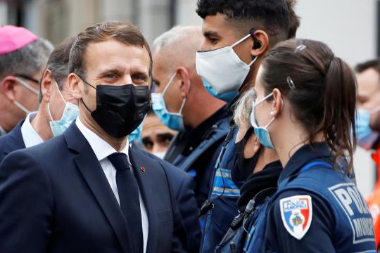 Macron bij Notre-Dame de Nice (AFP)