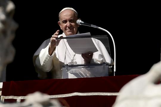 Paus Franciscus tijdens Angelus Allerheiligen 2020 (AFP)