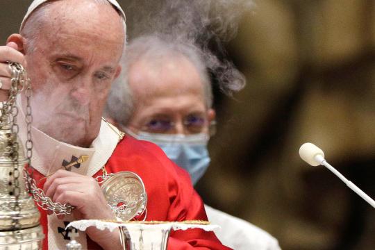 Requiem met paus Franciscus voor overleden kardinalen en bisschoppen 5 nov 2020