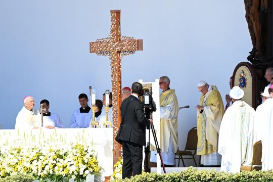 Pope Francis (R) celebrates a Holy Mass at the end of an International Eucharistic Congress at Heroes' Square in Budapest on September 12, 2021, during his papal visit to Hungary. The Pope embarked on September 12 on his 34th international trip for a one-day visit to Hungary for an international Catholic event and a meeting with the country's populist leader, and a three-day visit to Slovakia. Attila KISBENEDEK / AFP