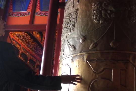 Moeder van Roderick in een Chinese tempel
