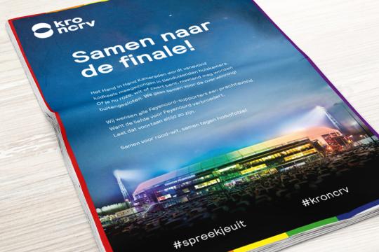 Advertentie met tekst Samen naar de finale en afbeelding van stadion De Kuip in regenboogkleuren