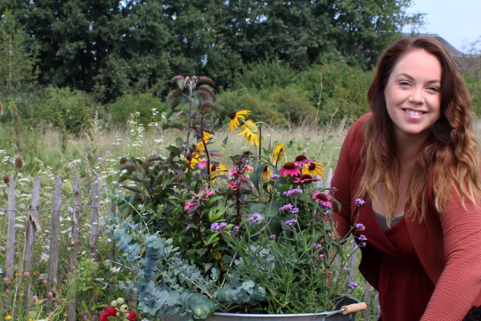 Anne Wieggers maakt een mini pluktuin in de tuin