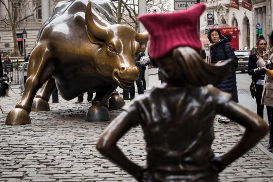 Het 'Fearless Girl'-standbeeld staat recht tegenover het iconische standbeeld van een stier op Wall Street