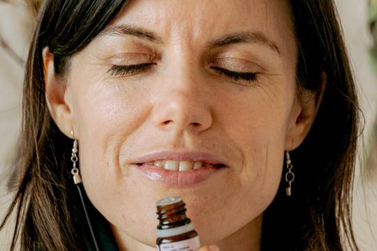 Vrouw ruikt aan flesje