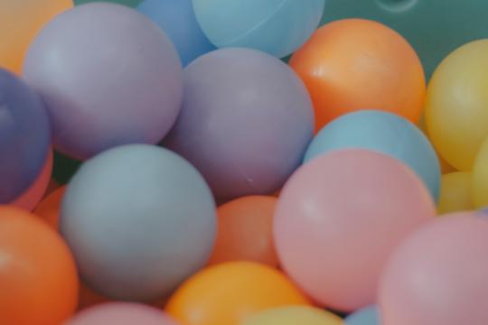 Ballenbak met gekleurde ballen