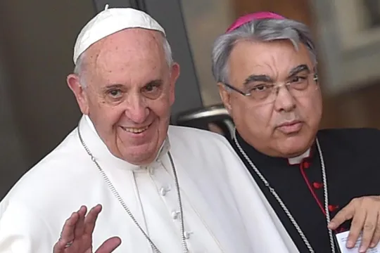 Paus Franciscus en bisschop Semeraro in 2016