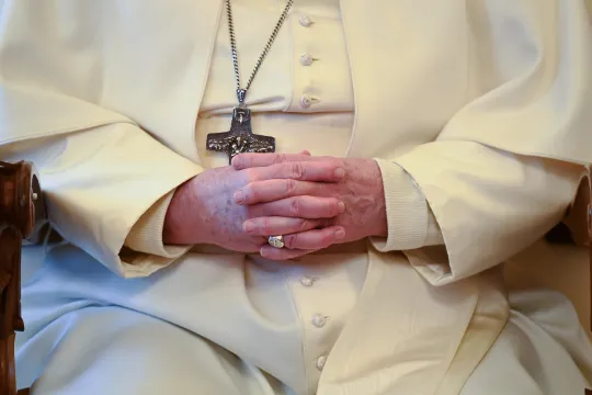 Paus Franciscus bidt