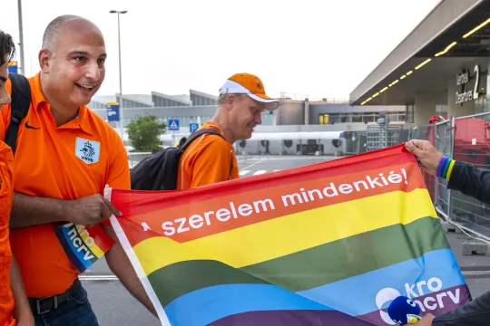 KRO-NCRV presentator Klaas van Kruistem deelt regenboog vlaggen uit