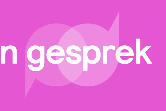 een roze logo met in gesprek en twee spreekballonnetjes