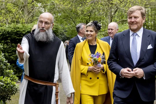 SCHIERMONNIKOOG - Koning Willem-Alexander en koningin Maxima krijgen een rondleiding door Klooster Schiermonnikoog. Het koningspaar brengt een tweedaags streekbezoek aan de Waddeneilanden. ANP KOEN VAN WEEL
