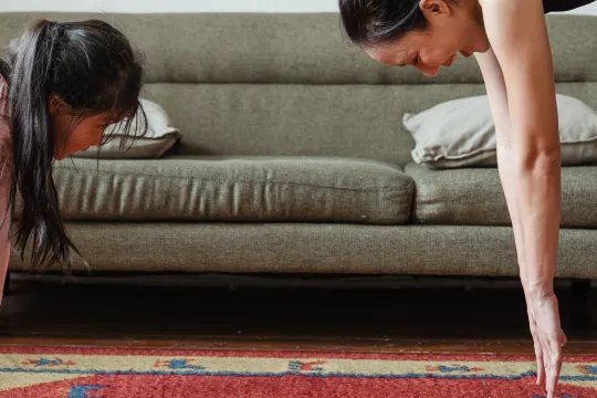 moeder en dochter aan de yoga