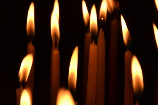 Kaarsen in een donkere ruimte