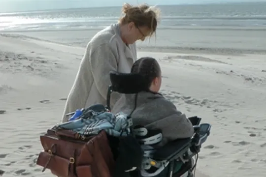 Mara in rolstoel op het strand