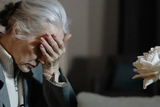 verdrietige oude vrouw