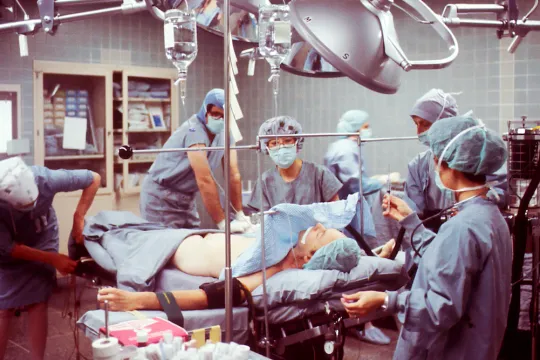 man wordt geopereerd door chirurgen