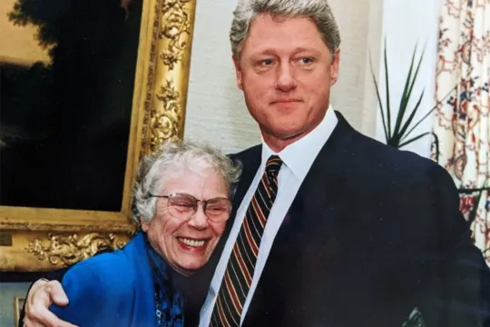 Mevrouw Brown met President Bill Clinton