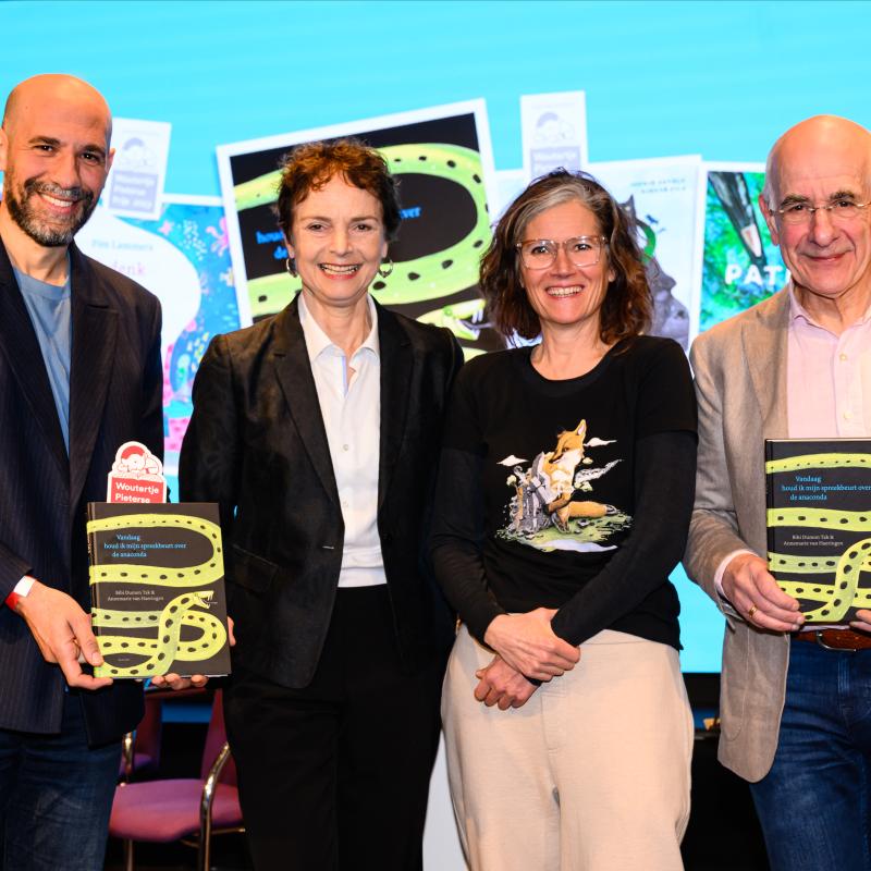 van links naar rechts: Abdelkader Benali met winnende boek in zijn hand, Annemarie van Haeringen, Bibi Dumon Tak en  Frits Spits met boek in zijn hand