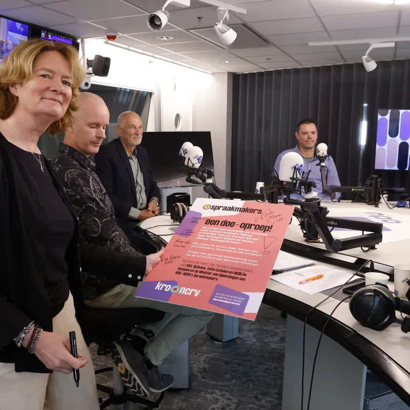 Minister van Oplossingen Nienke Meijer met oproep in haar hand in de  studio van NPO Radio 1