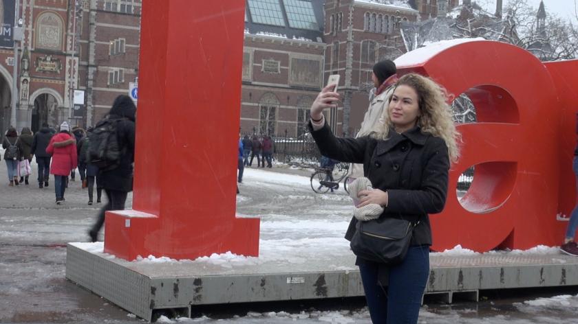 De Boeddhistische Blik: (2019) Kijk Mij - Selfie bij letters I Amsterdam
