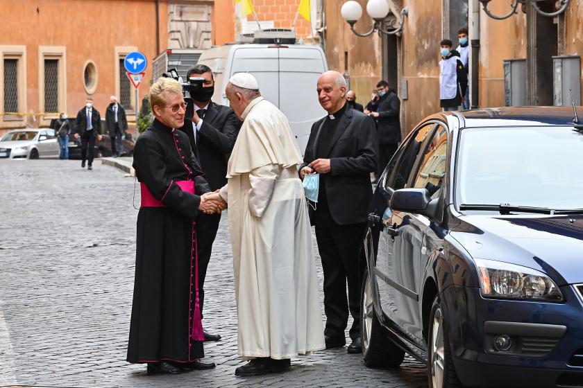 Paus arriveert bij Santo Spirito in Sassia op 11 april 2021 