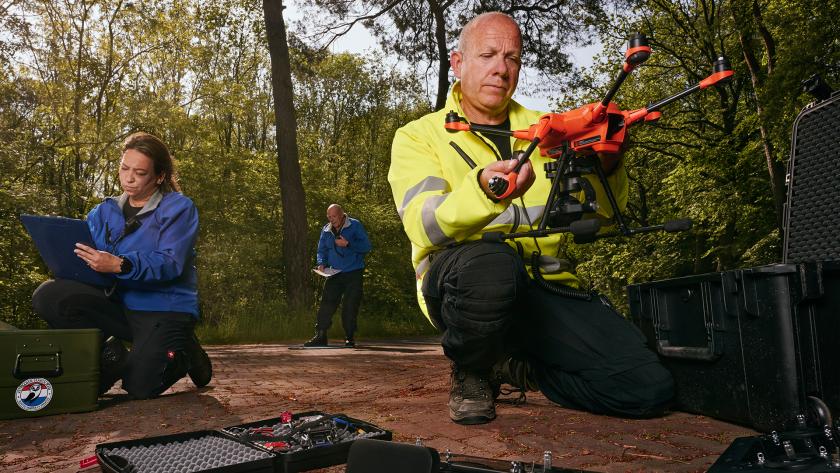 Vrijwilligers van Stichting Veteranen Search Team bereiden drone actie voor