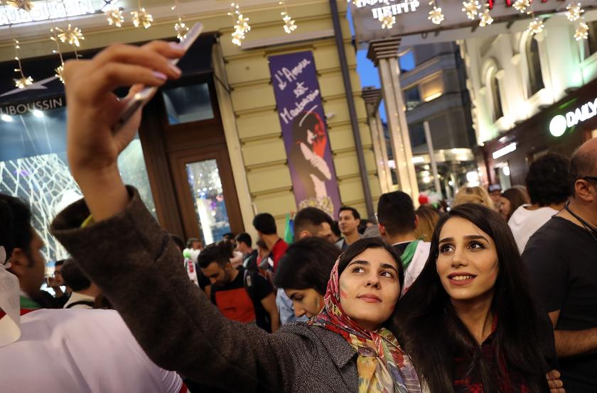 Twee Iraanse vrouwen nemen een selfie in Moskou