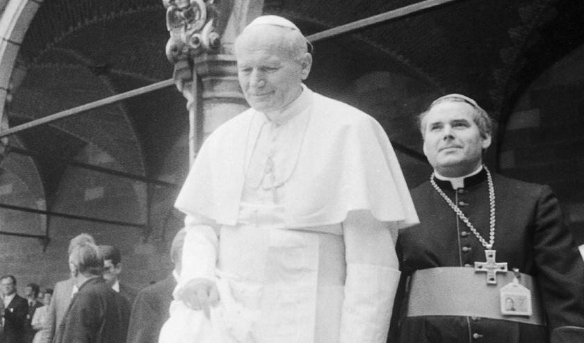 Paus Johannes Paulus II bezocht op 17 mei 1985 de West-Vlaamse stad Ieper en werd daar vergezeld door bisschop Roger Vangheluwe (rechts).
