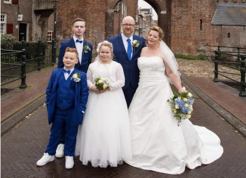 Rein met zijn vrouw en drie kinderen tijdens hun bruiloft afgelopen oktober