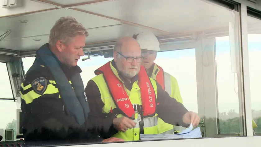 7-Beerput NL: Politie controleert schip op giftige afvalstoffen