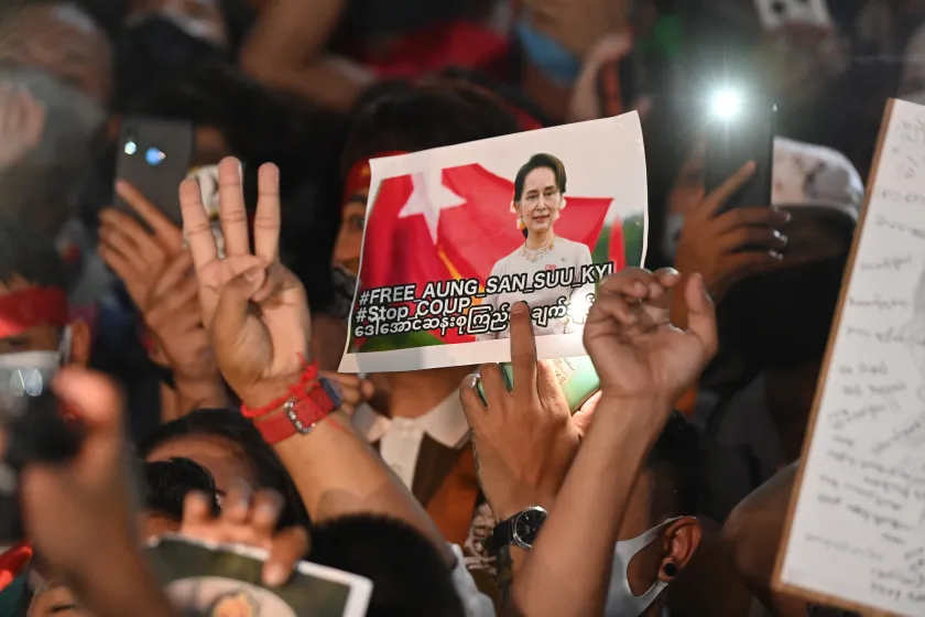 Protest tegen staatsgreep Myanmar door betogers in Thailand