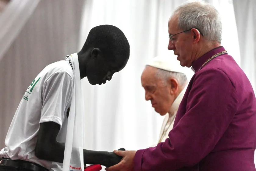 Archbishop of Canterbury Justin Welby (R) meets an internally displaced person during Pope Francis' (C) meeting with internally displaced persons at the Freedom Hall in Juba, South Sudan, on February 4, 2023. Pope Francis is making the first papal visit to South Sudan since it gained independence from Sudan in 2011 and then plunged into a brutal ethnic conflict that left the young nation divided and traumatised. Tiziana FABI / AFP