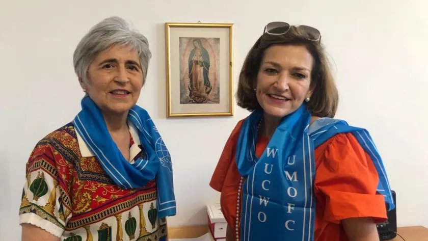 Maria Lia Zervino (links) en Mónica Santamarina (rechts), resp. de oud-voorzitter en aantredend voorzitter van de WUCWO.