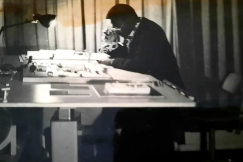 Iris' vader aan zijn tekentafel op zijn zolderkamer in Utrecht