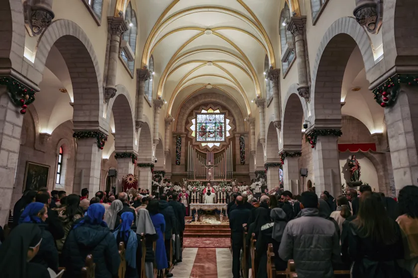 Kerstviering met patriarch Pizzaballa in de rooms-katholieke Sint-Catharinakerk, vlakbij de Grieks-orthodoxe Geboortekerk, in Bethlehem op 24 december 2023.
