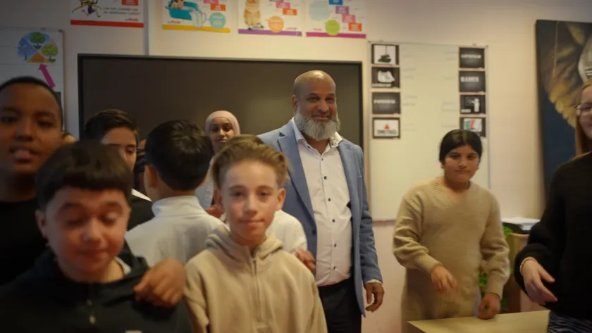 jongeren imam Shamier Madhar geeft een gastles op een basisschooljpg