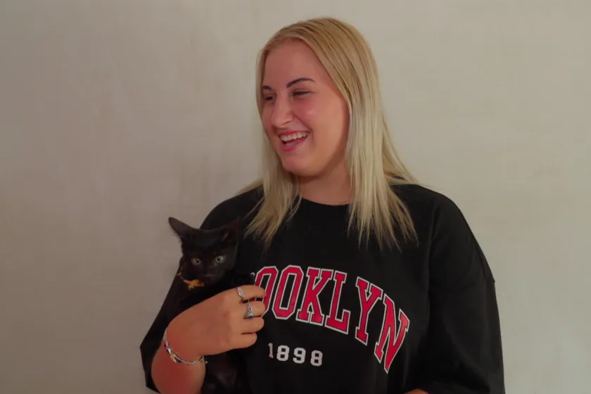Jennie Jelies laat een katje zien in Een huis vol emigreert