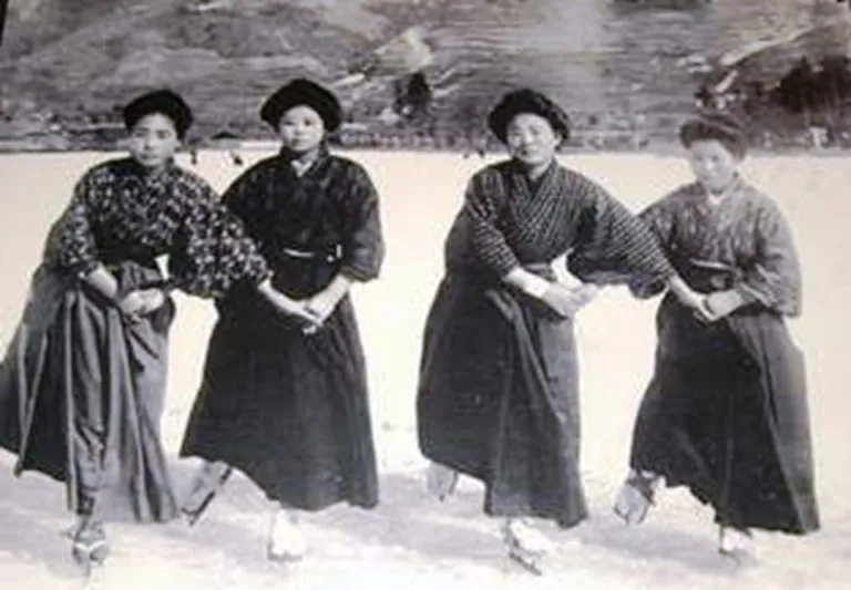 Japanse vrouwen op geta-schaatsen in 1906