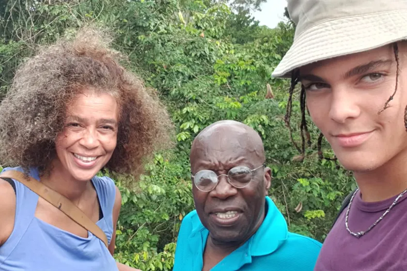 Iris met zoon op bezoek bij vader in Suriname