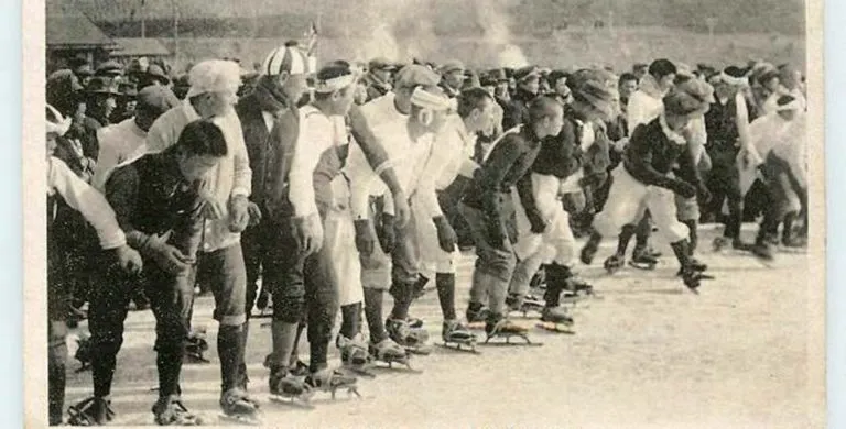 De start van de tweede schaatsmarathon op het Sumameer in 1909
