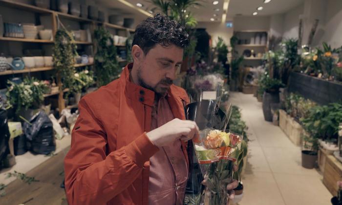 Ersin Kiris koopt een bosje rozen in een bloemenwinkel