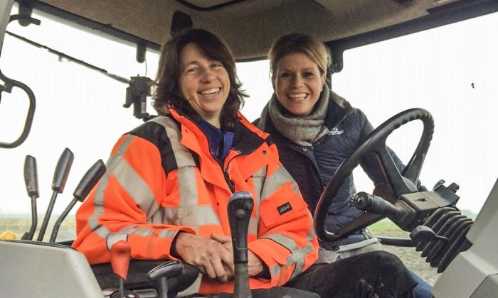 Boer zoekt Vrouw: Seizoen 2014-2015; Boerin Bertie en Esther in de tractor