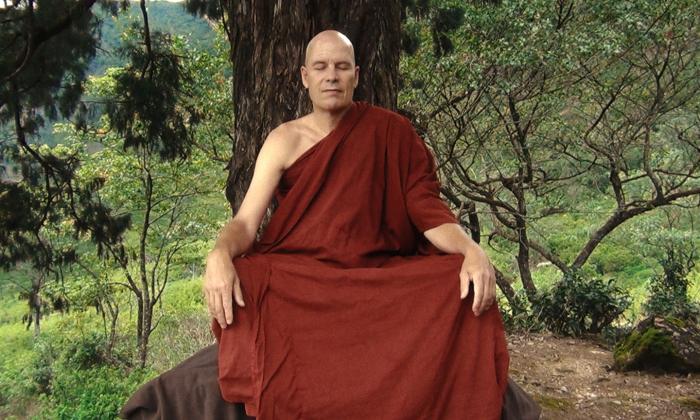 De Boeddhistische Blik: The monk meditating graded 