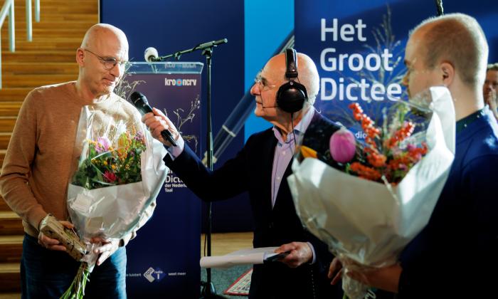 van links naar rechts: winnaar Walter Oussoren, KRO-NCRV-presentator Frits Spits en winnaar Emiel Heuff
