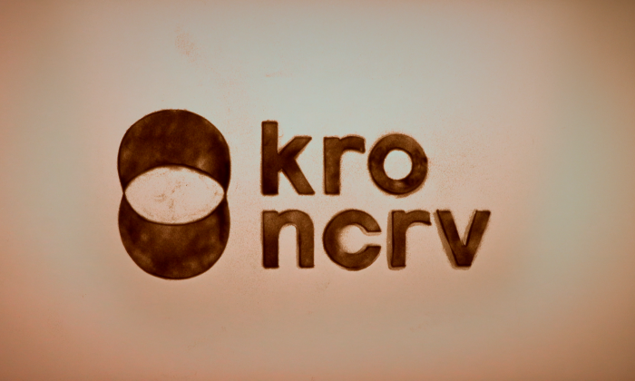 Kerst met de zandtovenaar 2021 - KRO-NCRV logo