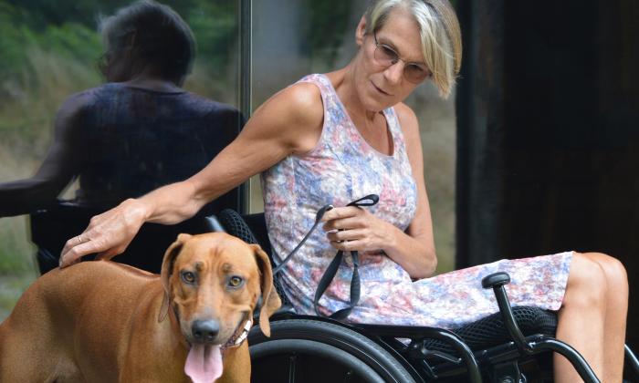De verwondering: Rina Arendse met hond