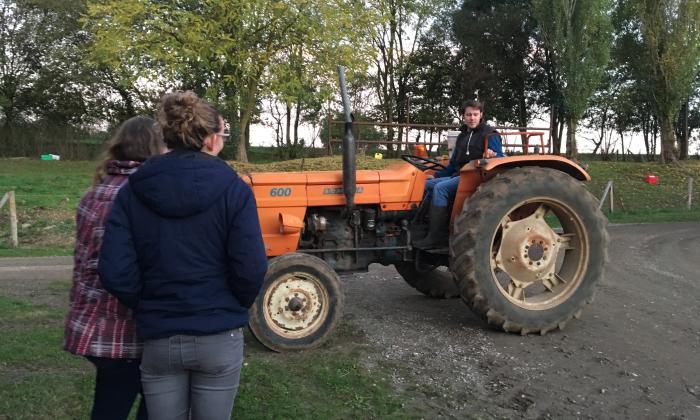 Boer zoekt Vrouw (2017): Herman, Anne en Fleur op tractor