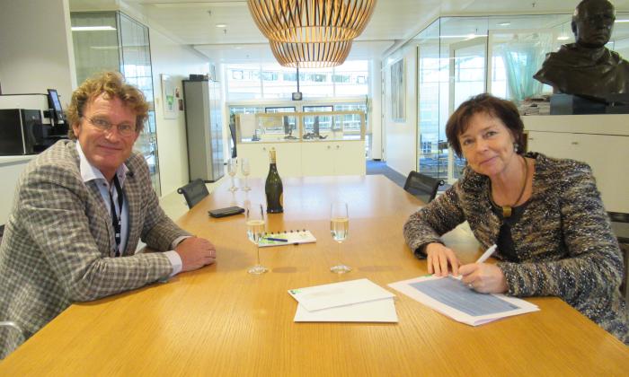 Ondertekening convenant KRO-NCRV (Peter Kuipers) en Kansfonds (Henriette Hulsebosch)
