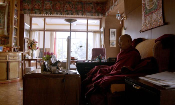 Dalai Lama in zijn meditatiekamer in Dharamsala India (18.09.02)