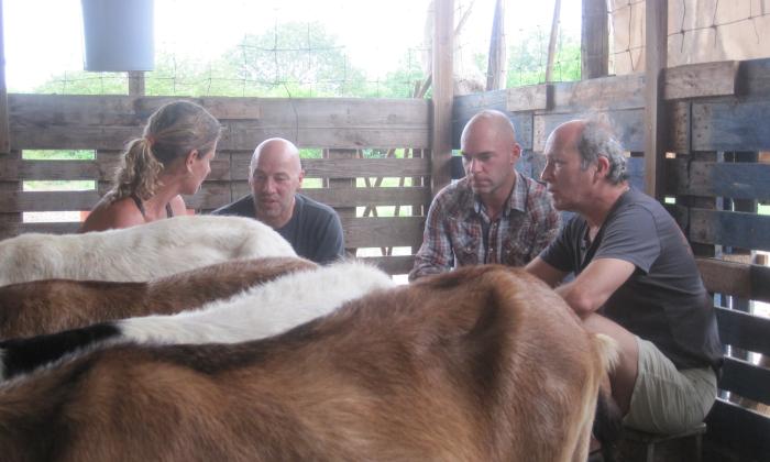 Boer zoekt Vrouw Internationaal: Jan, Patrick en Koen krijgen uitleg van Aletta over geiten melken